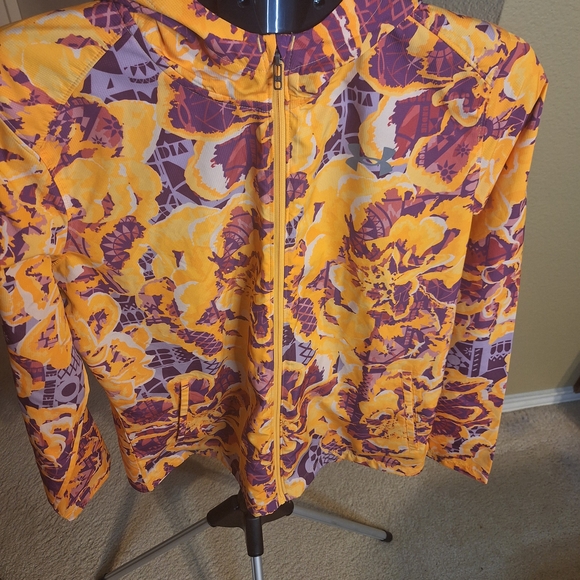 Under Armour Women"s Running  Jacket. Size L - Picture 2 of 6